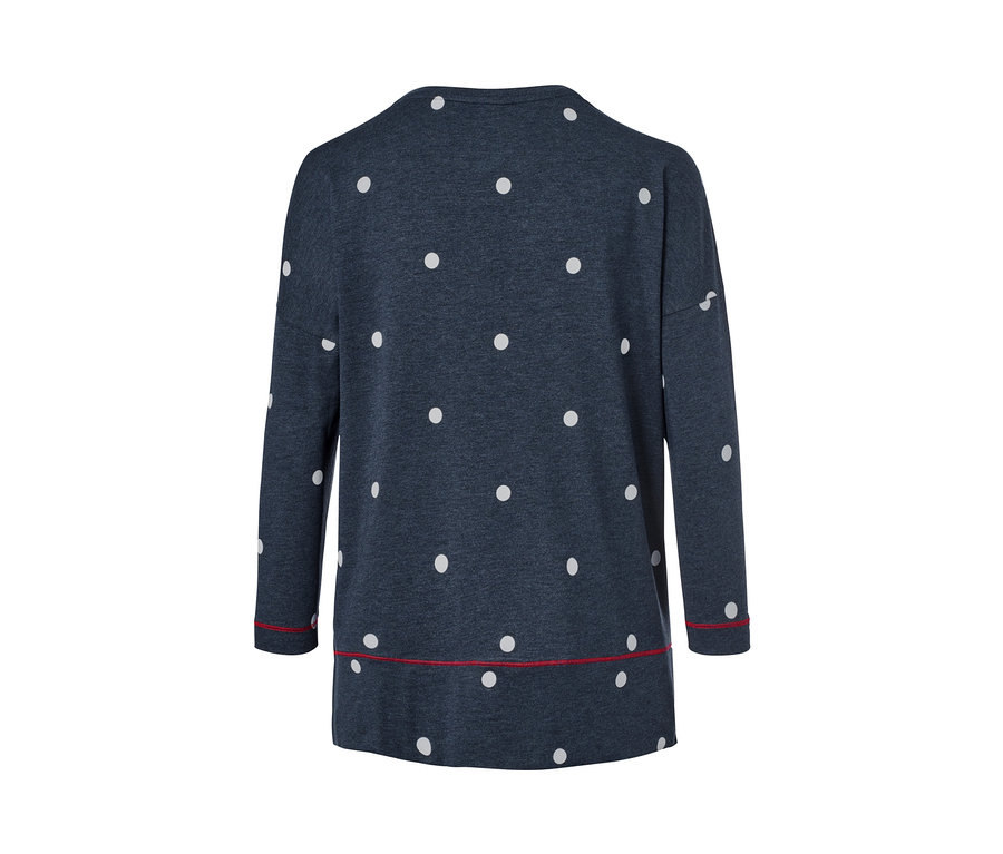 Dunkelblauer Pyjama mit weißen Punkten.