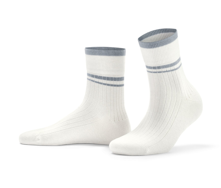 Zwei Paar weiße Sportsocken mit grauen Streifen.