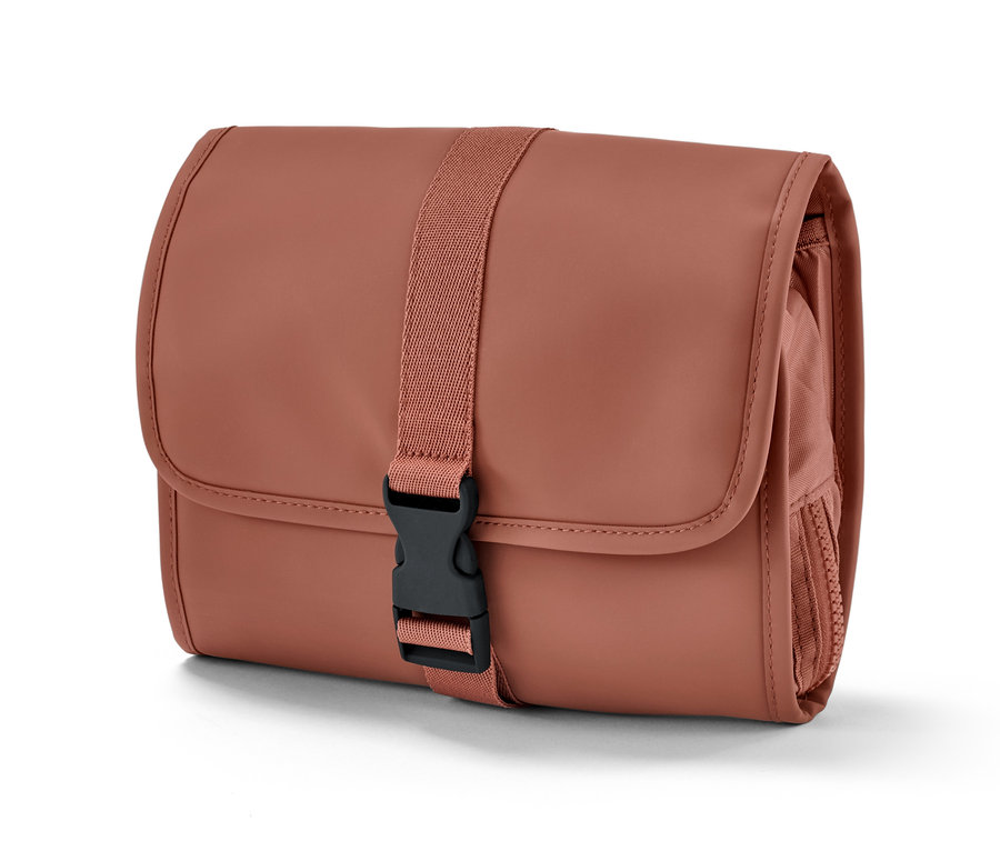 Eine braune Kulturtasche mit schwarzem Verschluss.