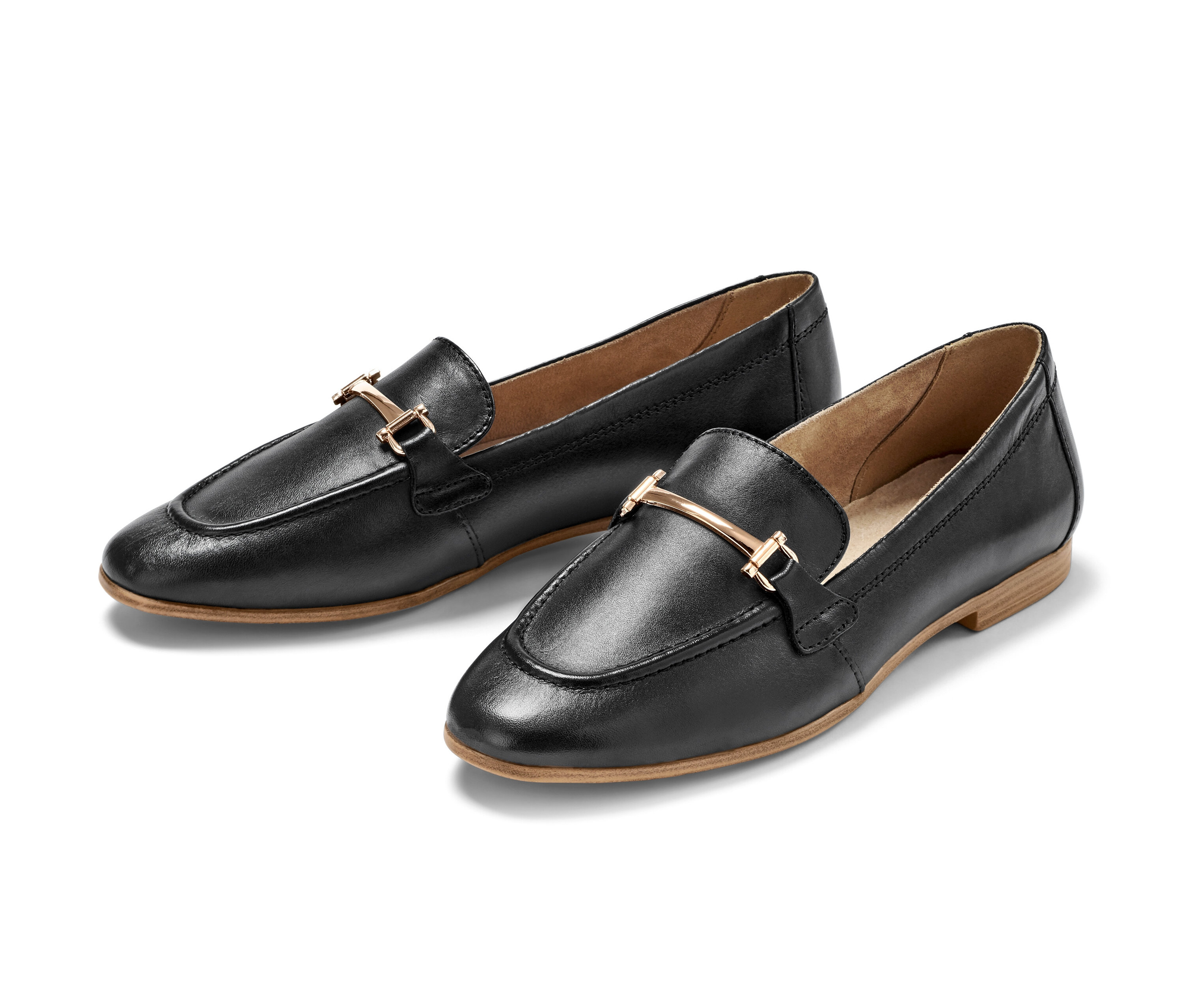 Zwei schwarze Leder-Loafer liegen nebeneinander.