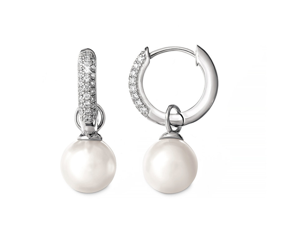 Zwei Creolen, 925 Silber mit abnehmbarer Muschelkernperle und Zirkonia.