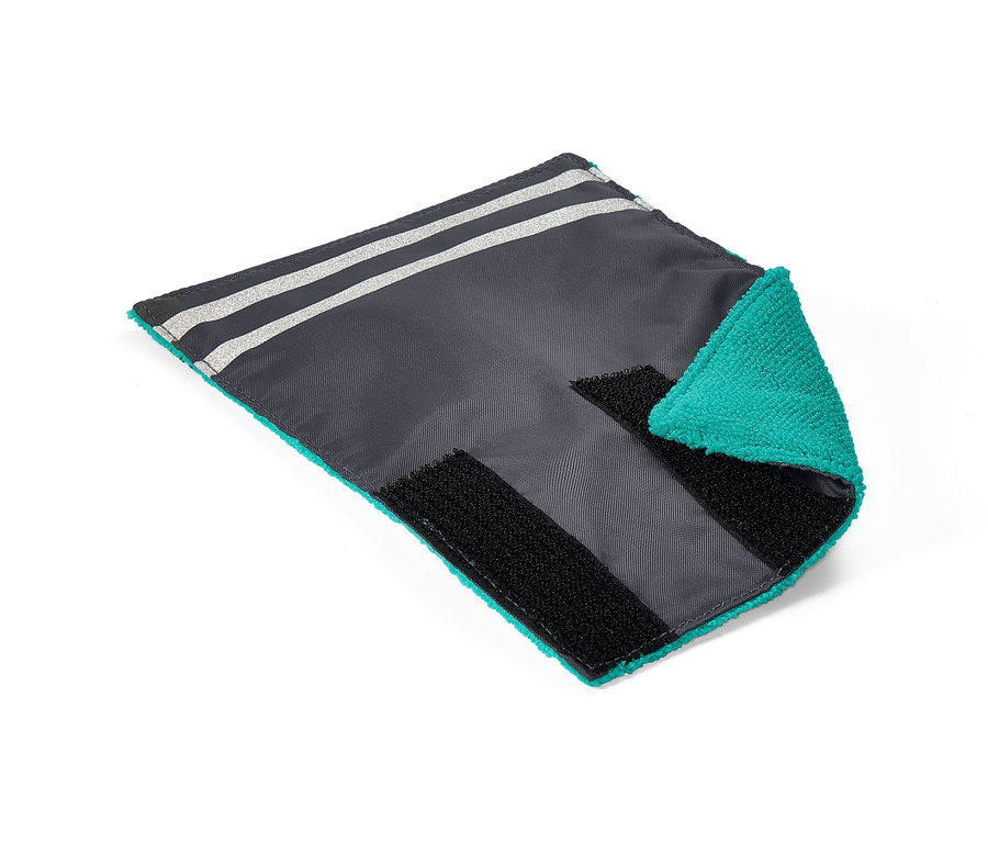 Graues Fahrrad-Reinigungstuch mit türkisfarbenem Rand und schwarzen Befestigungsbändern.
