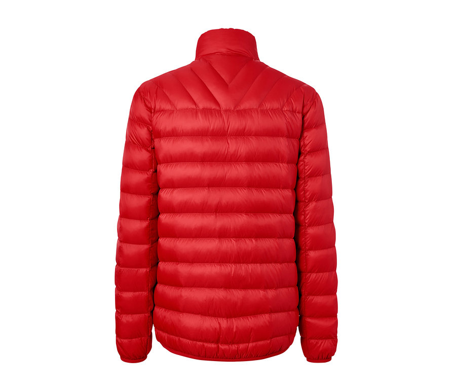 Rote Daunenjacke.