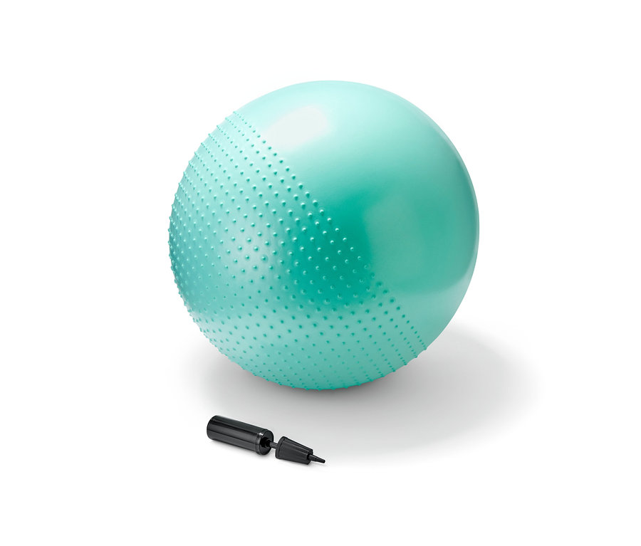Türkiser Gymnastikball und eine Pumpe.