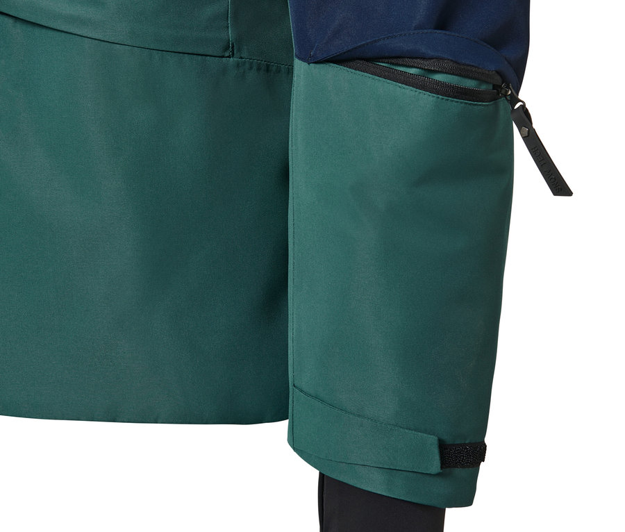 Detailansicht einer blau-grünen Skijacke.