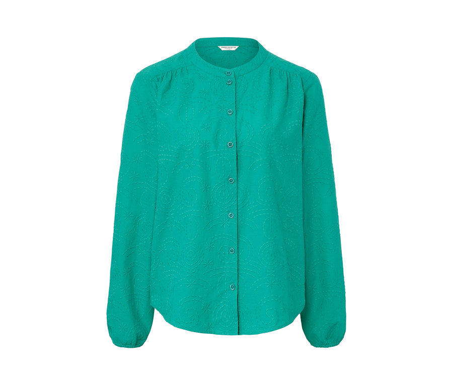 Grüne Bluse mit Stickerei.