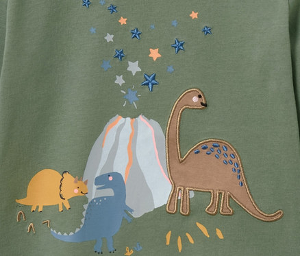 Grünes Kinder-Langarmshirt mit Dino-Motiven.