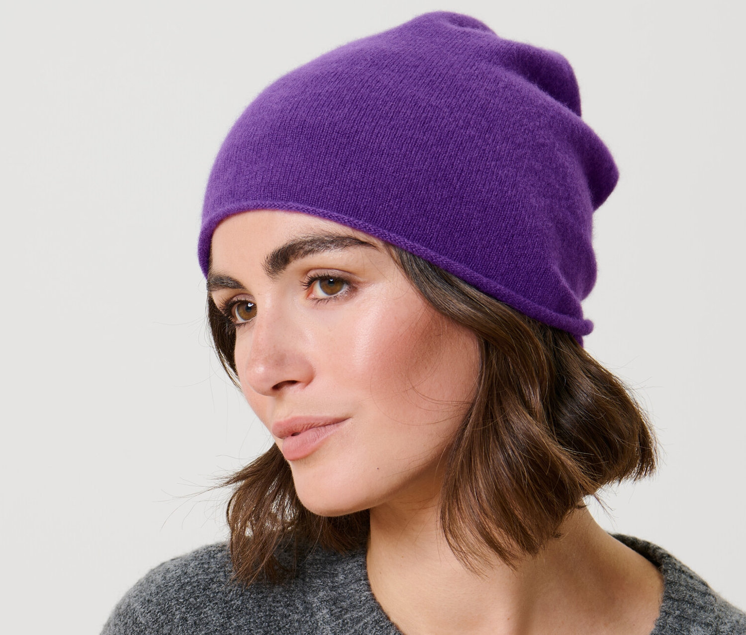 Frau mit Cashmere-Mütze auf dem Kopf.