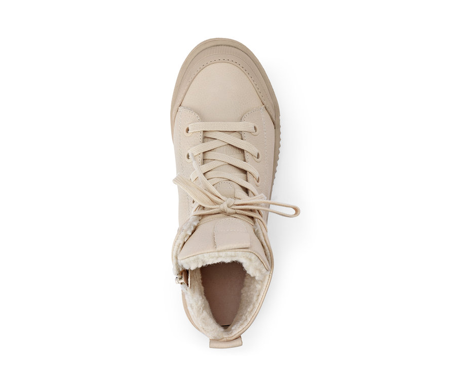 Detailaufnahme von oben von einem beige-farbenen, gefütterten Leder-Sneaker mit Schnürsenkeln.