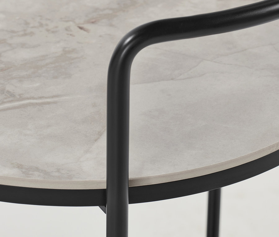 Detailansicht eines Servierwagens in Marmoroptik mit schwarzem Rahmen.