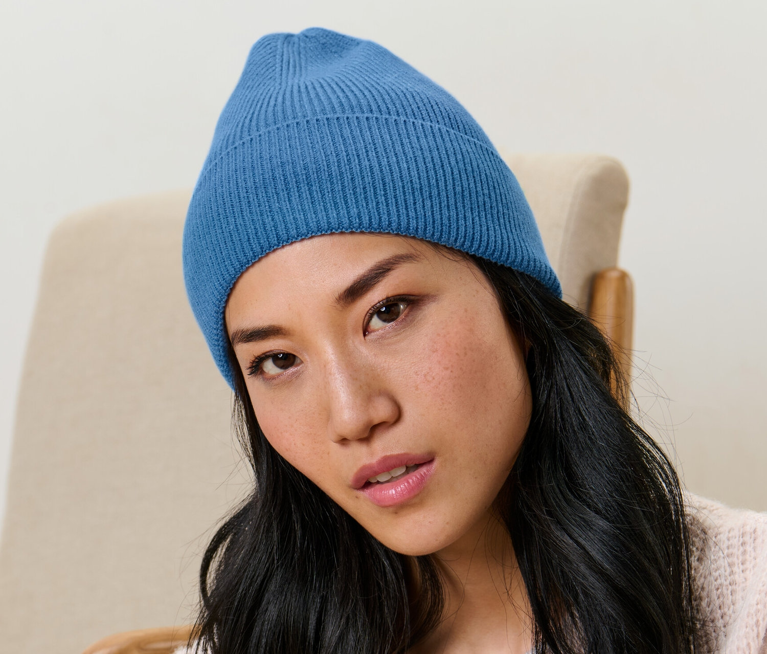 Porträt einer Frau mit einer Strickmütze.