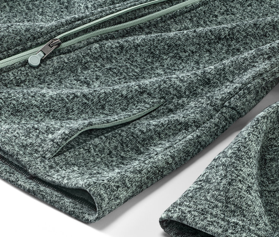 Detailansicht einer grünen Strickfleece-Jacke mit Reißverschluss und Tasche.