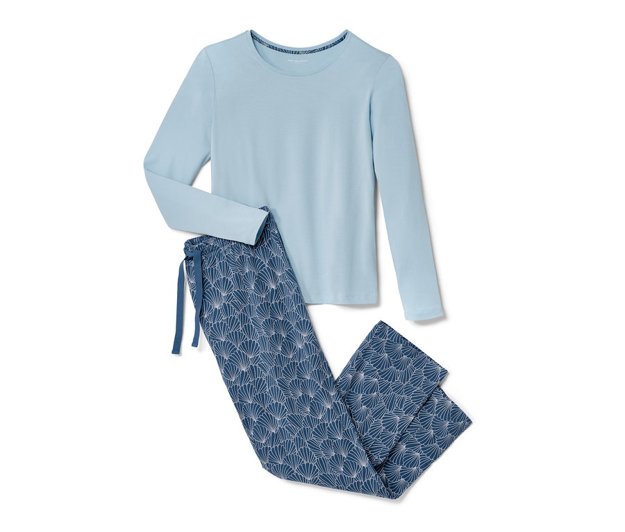 Hellblauer Pyjama mit langen Ärmeln und Hose mit Muschelmuster.