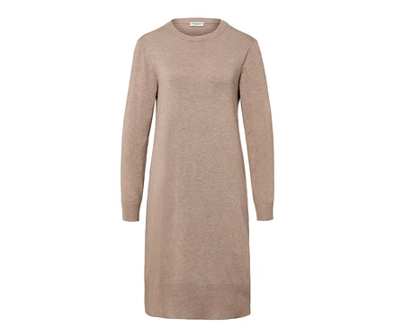 Ein beiges Feinstrickkleid mit langen Ärmeln.