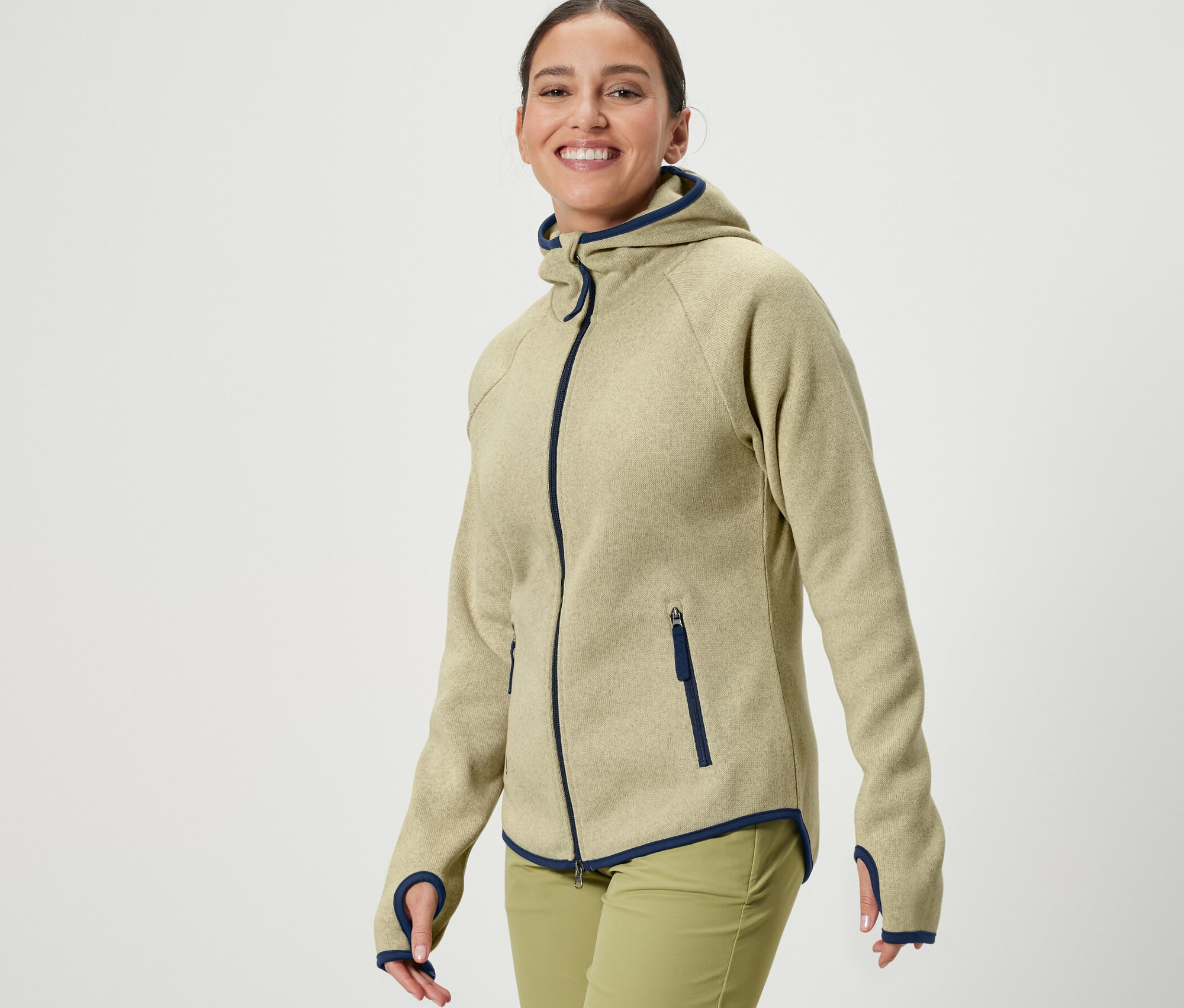 Frau trägt eine gelbe Strickfleece-Jacke.