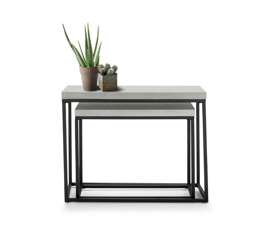 Zwei Konsolentische mit Beton-Tischplatte, einer unter dem anderen. Auf dem oberen Tisch stehen Aloe Vera und ein kleiner Kaktus in Töpfen.
