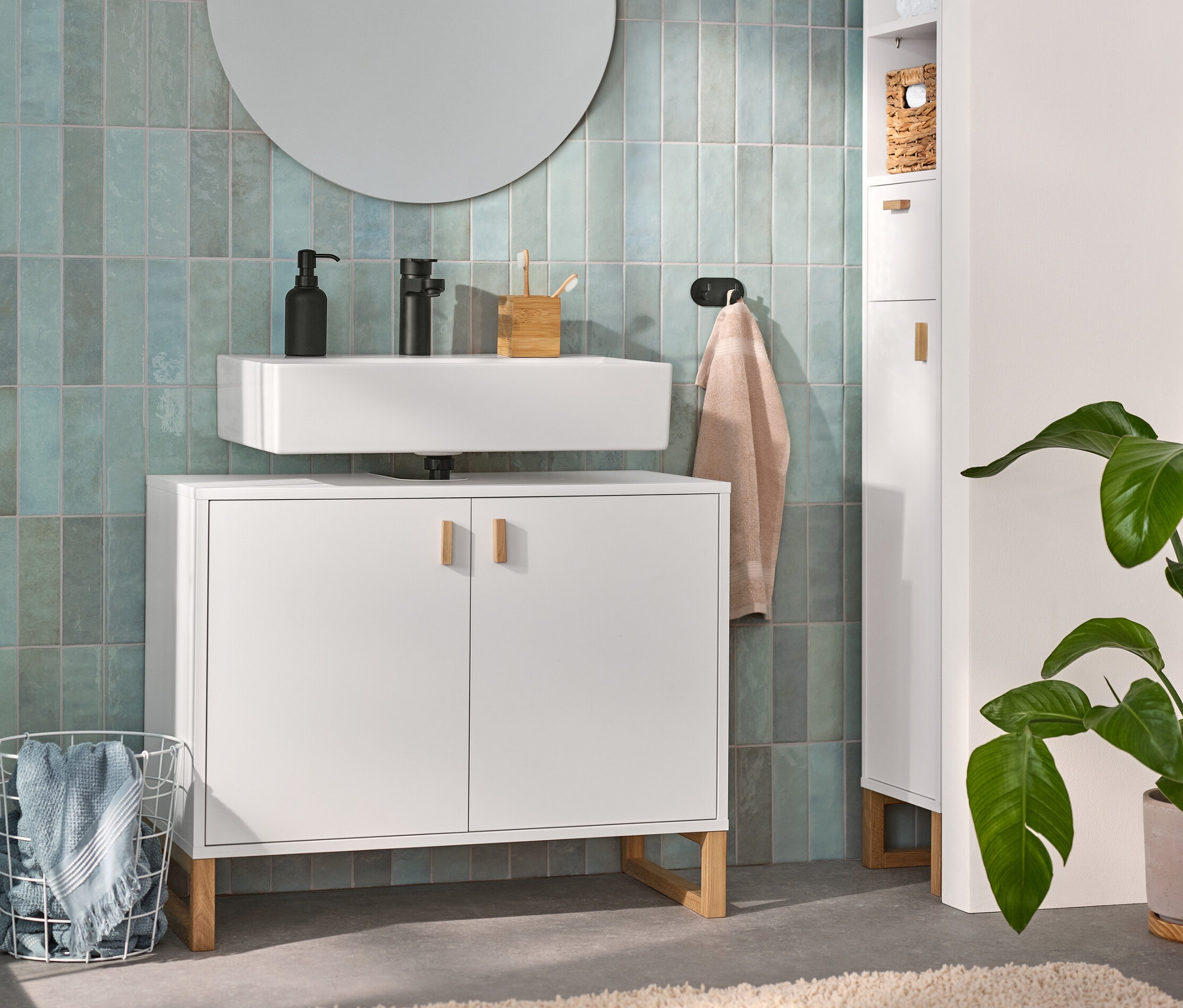 Badezimmer mit Bad-Hochschrank mit offenem Fach, Schublade und Tür, schmal, Spiegel mit Ablageflächen und Waschbeckenunterschrank mit 2 Türen.