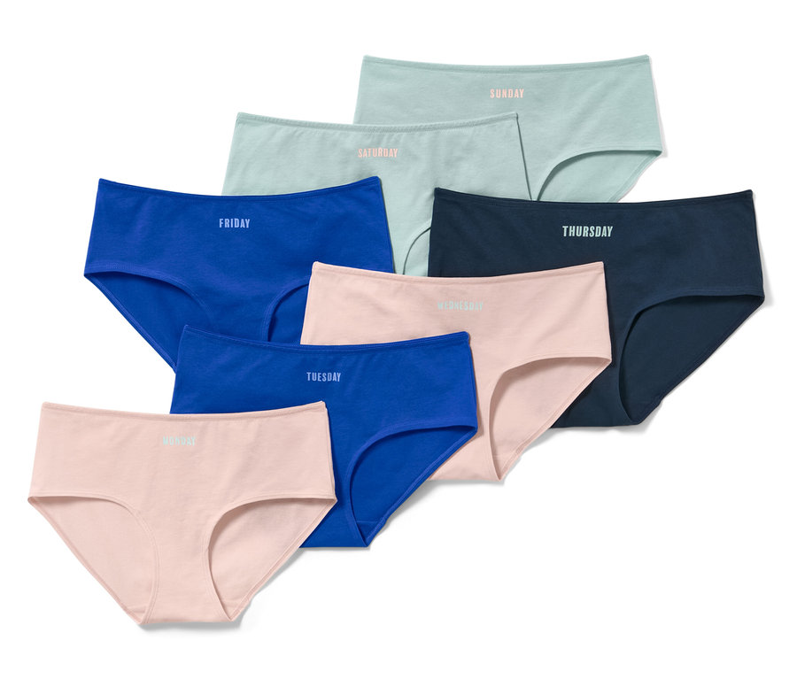 Sieben Slips der 7 Pantys mit Wochentagen in hellblau, rosa und blau mit Wochentagsaufdruck.