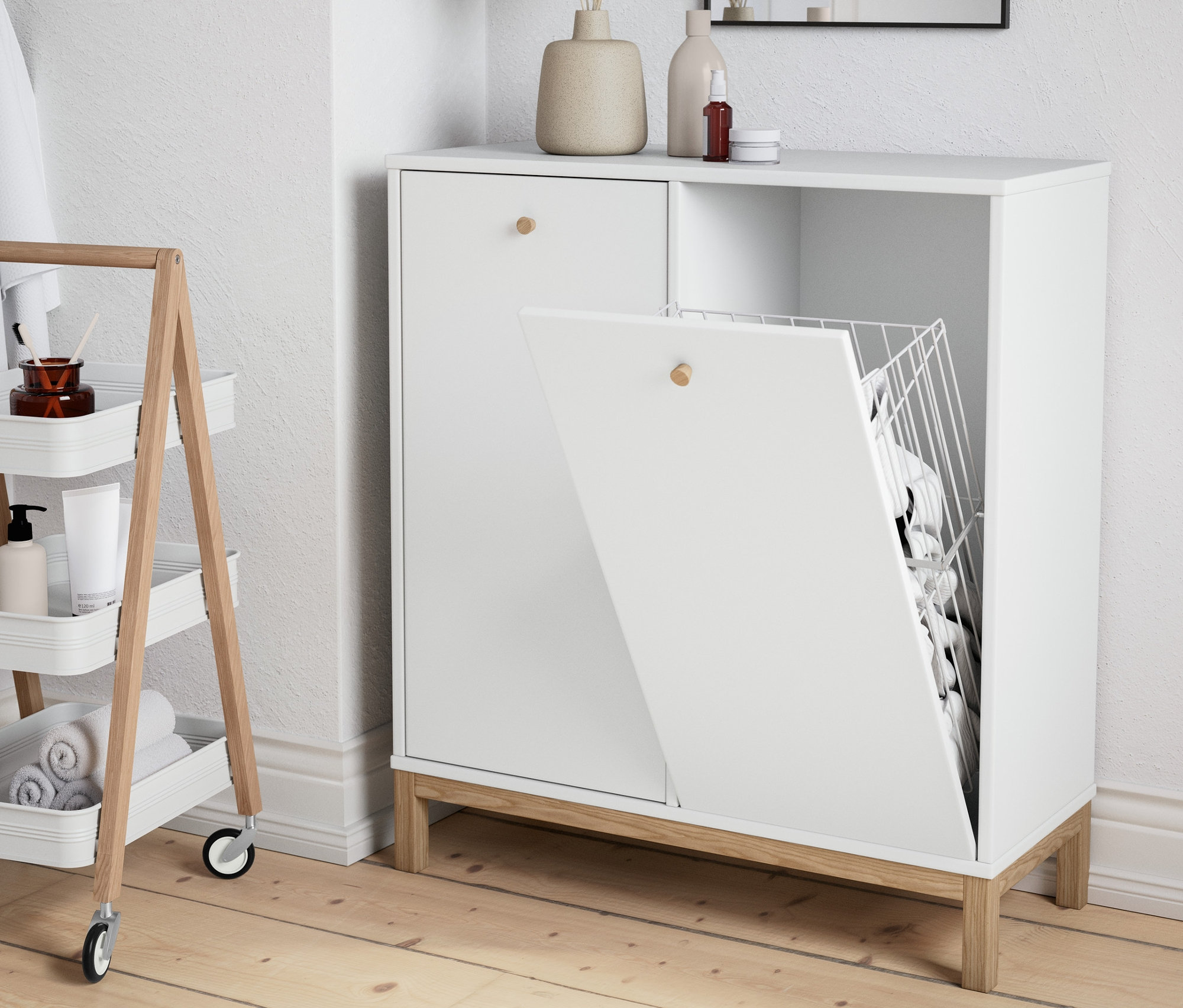 Im Badezimmer stehen ein Wäschekorbregal und ein Rollwagen.