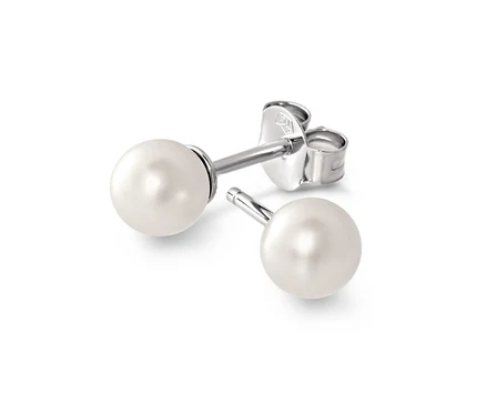 Zwei 925 Silber Ohrstecker mit Muschelkernperle liegen auf einem weißen Untergrund.