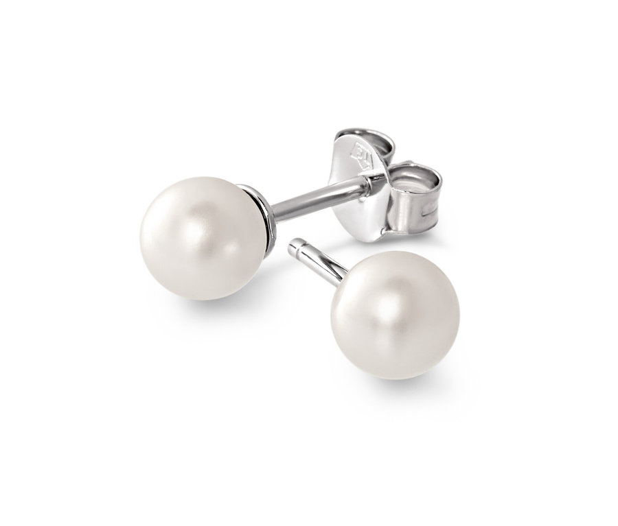 Zwei 925 Silber Ohrstecker mit Muschelkernperle liegen auf einem weißen Untergrund.