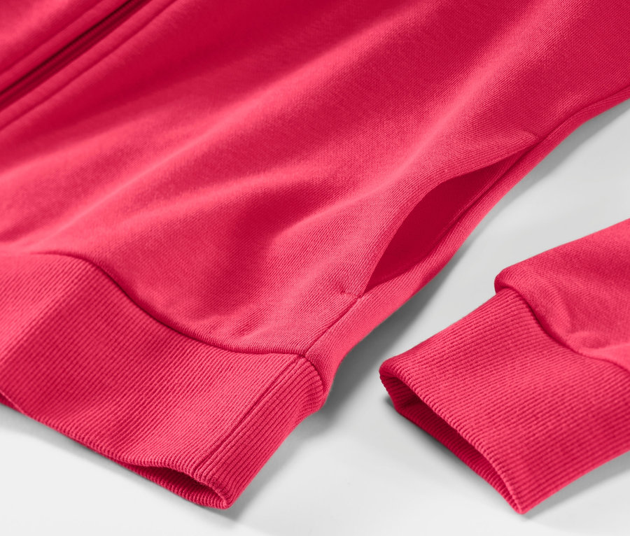 Detailansicht einer pinken Sweatjacke.