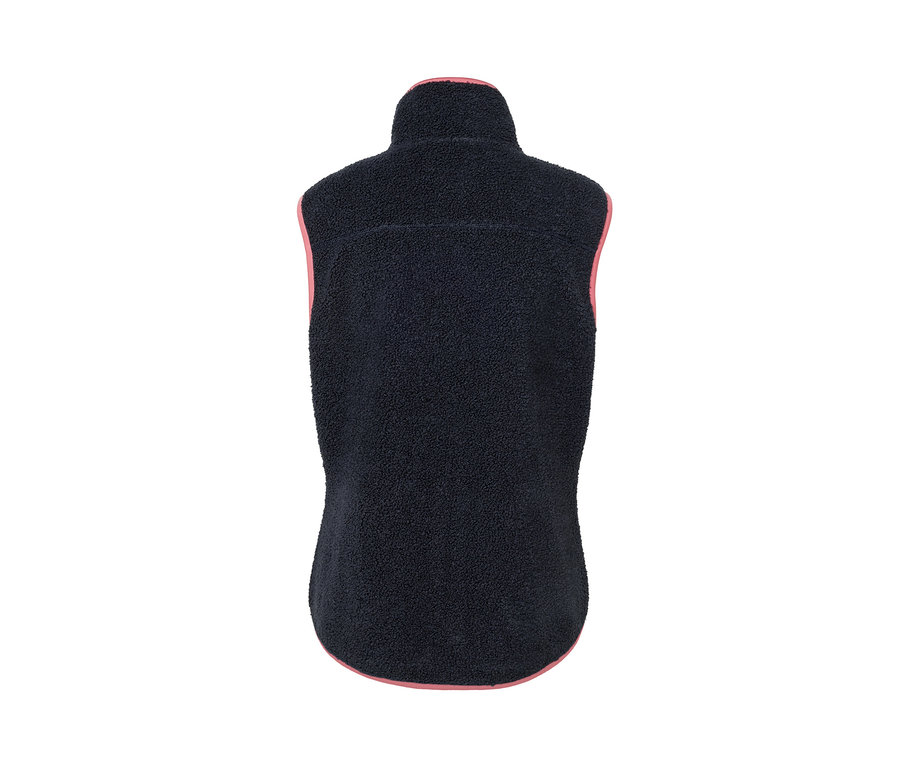Eine marineblaue Teddyweste mit rosa Saum.