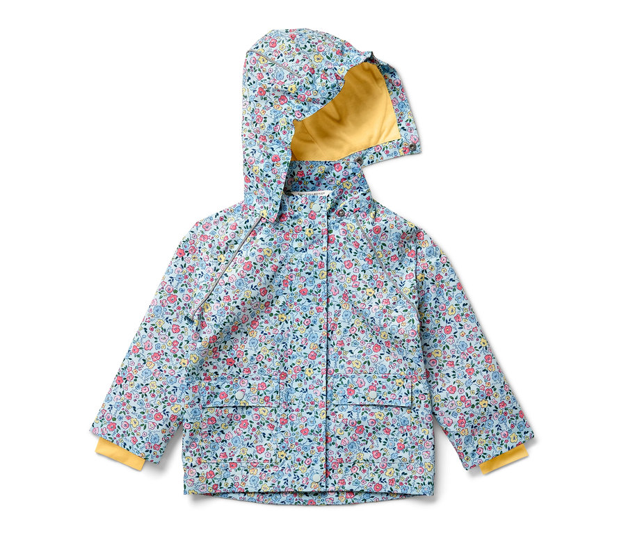 Eine geblümte Kinder-Regenjacke mit gelbem Innenfutter.