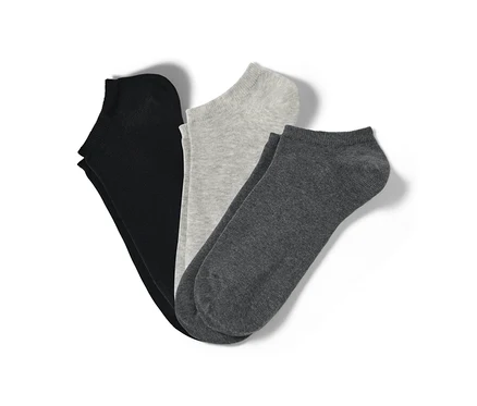 Drei Paar Sneakersocken in Schwarz, Hellgrau und Dunkelgrau.