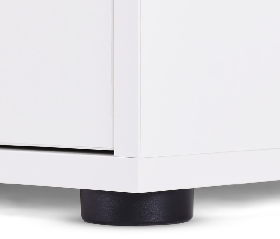 Detailaufnahme eines weißen Sideboards mit Schubladen und Tür, stehend auf einem schwarzen Fuß.