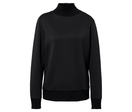Schwarzer Rollkragenpullover mit langen Ärmeln.