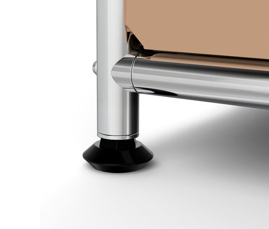Detailaufnahme eines Möbelfußes und -rahmens.