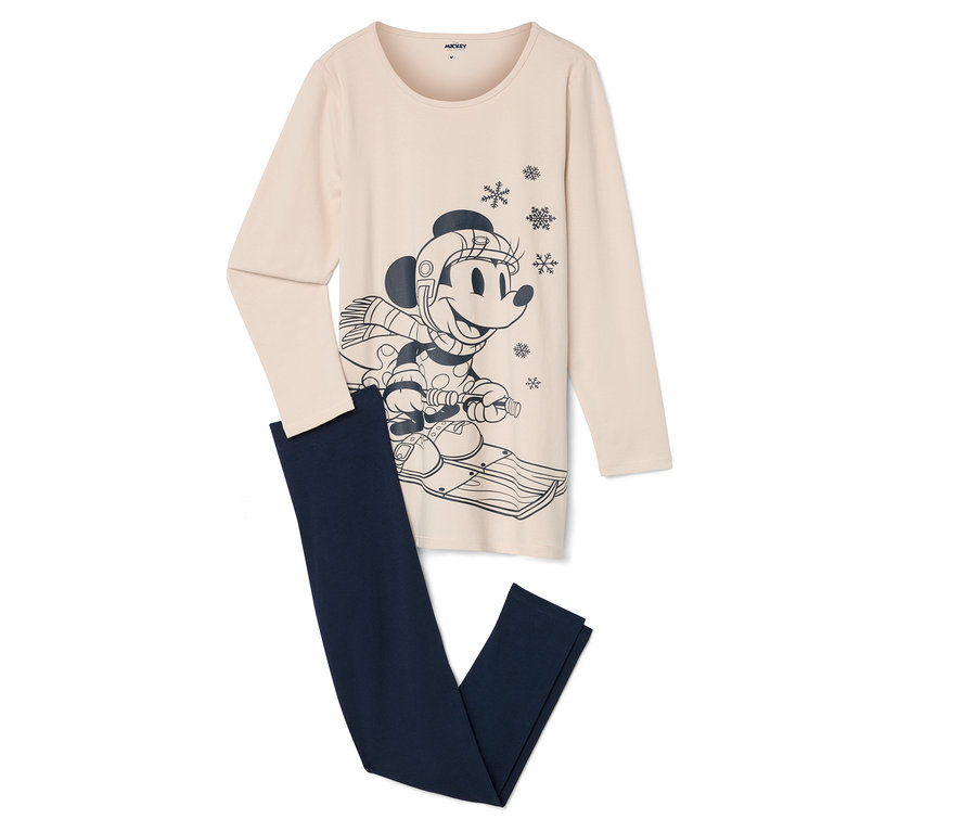 Ein beiges, langärmeliges Pyjamaoberteil mit einem Aufdruck von Mickey Mouse beim Skifahren, zusammen mit einer marineblauen Pyjamahose.