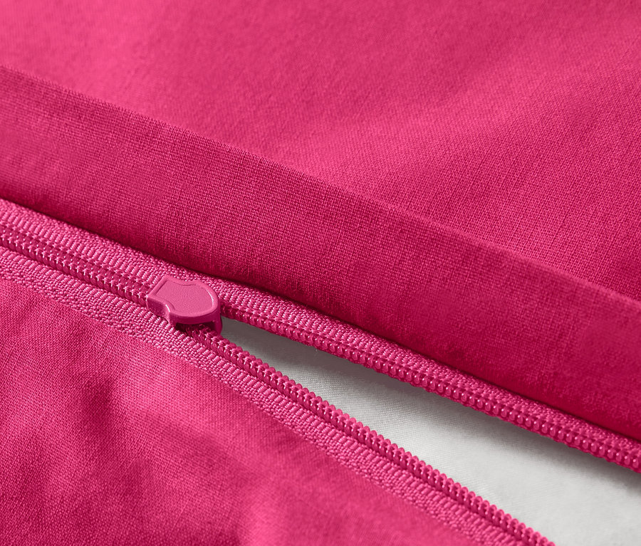 Detailansicht der pinken Renforcé-Bettwäsche mit Reißverschluss.