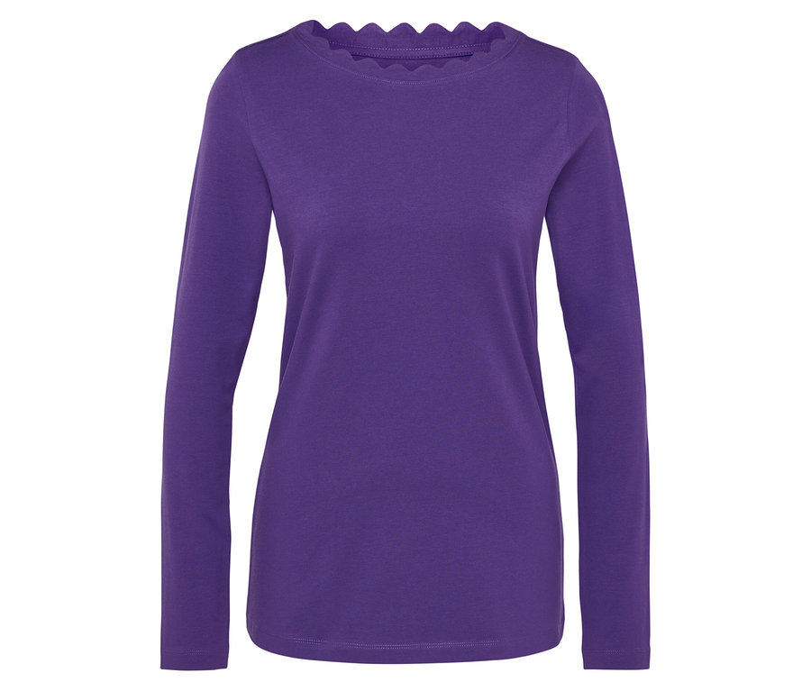 Lila Langarmshirt mit dekorativem Saum um den Hals.