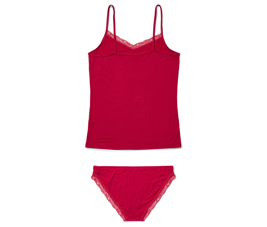 Ein rotes Top mit Spitze und passender Unterhose auf weißem Hintergrund.