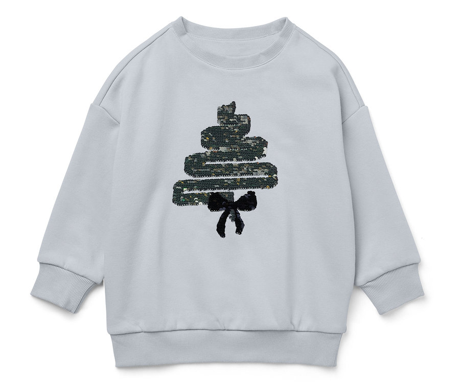 Hellblaues Sweatshirt mit glitzerndem Weihnachtsbaum und schwarzer Schleife.