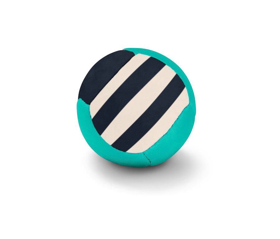 Hüpfender Wasserball mit blau-weißen Streifen und türkisfarbenen Seiten.