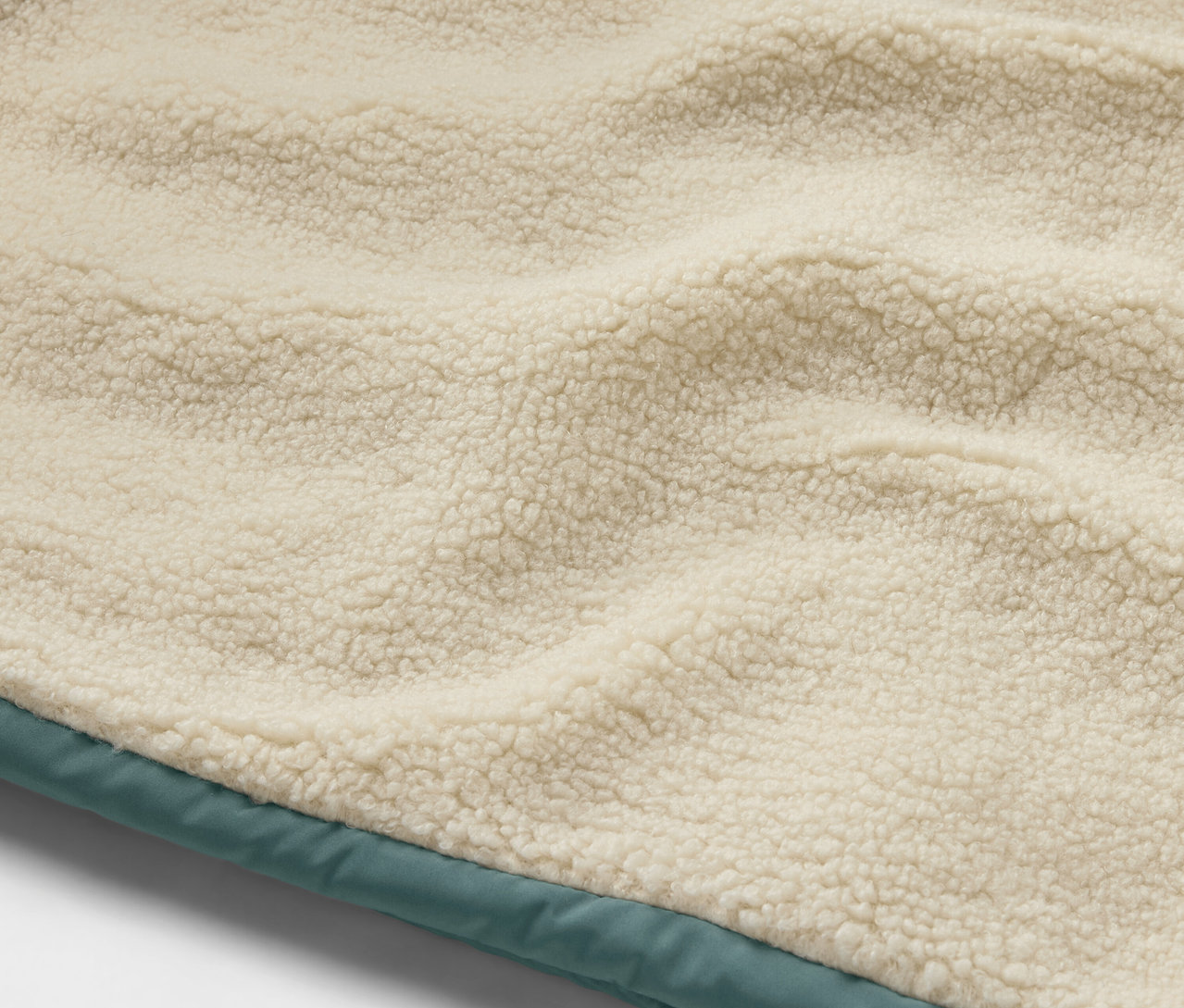 Detail einer Kinder-Teddyplüsch-Steppweste.