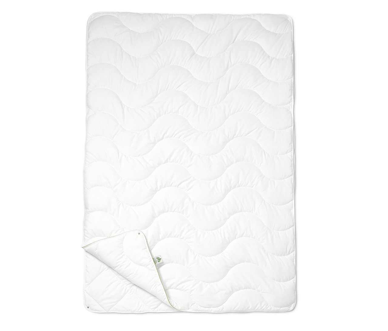 Ein weißes irisette® greenline 4-Jahreszeiten-Steppbett mit gewellter Steppung.