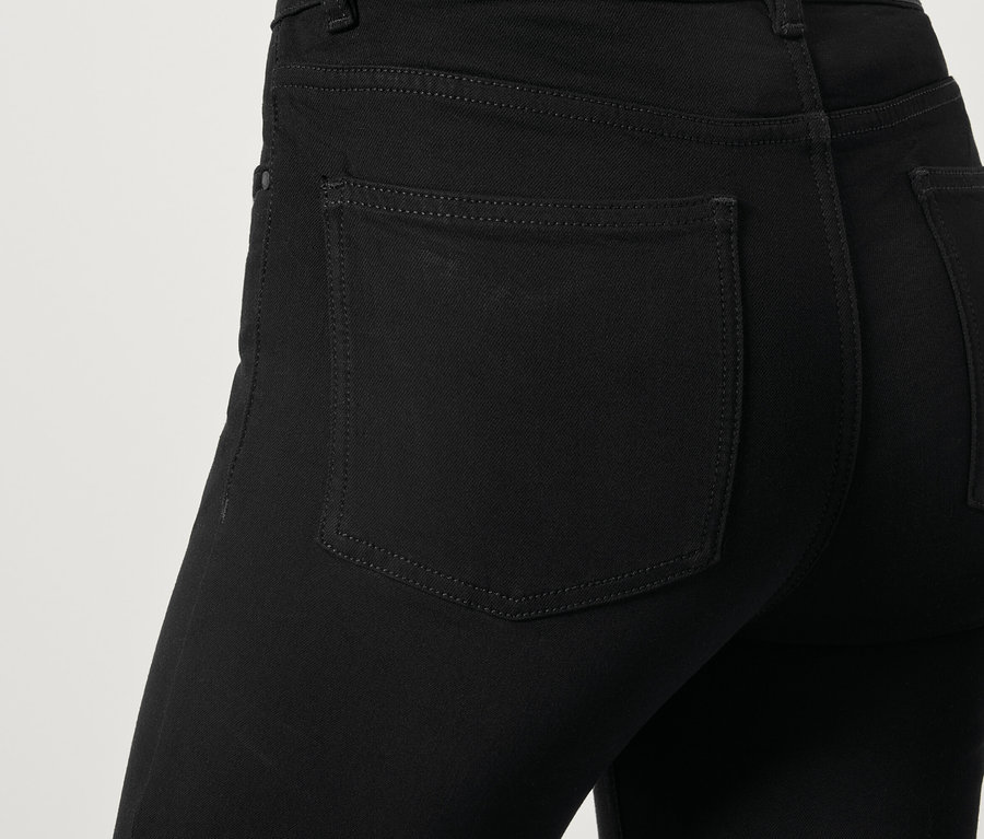 Detailansicht der Rückseite einer schwarzen Jegging mit Taschen.