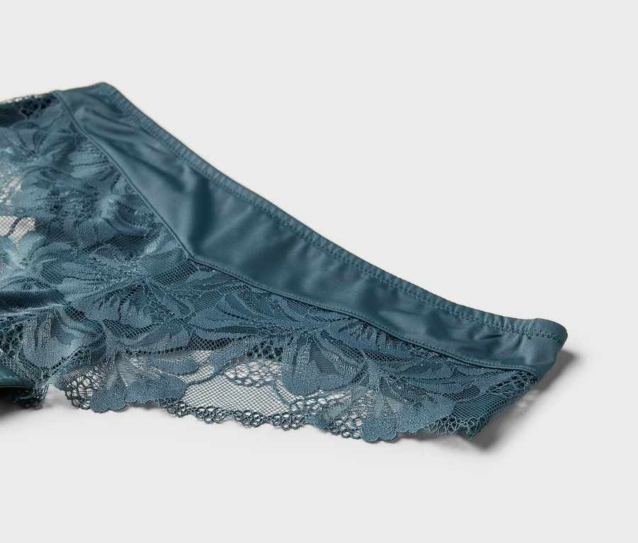 Detailaufnahme von blauem Spitzenhöschen.