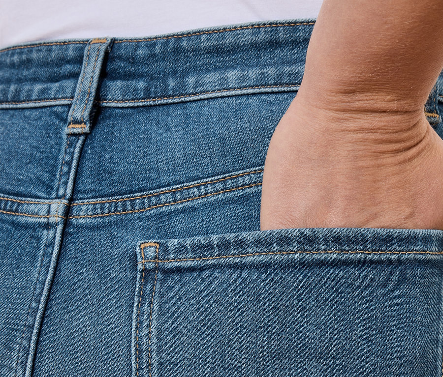 Hand in Gesäßtasche von blauen Jeans.