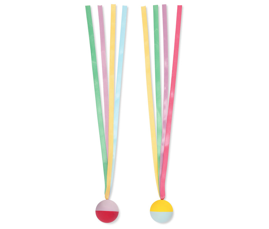 Zwei Dekorationen mit bunten Bändern und Halbkugel-Anhängern liegen auf einem weißen Hintergrund.