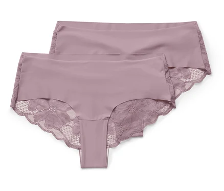 Zwei violette Damenslips mit Blumenspitze liegen übereinander.