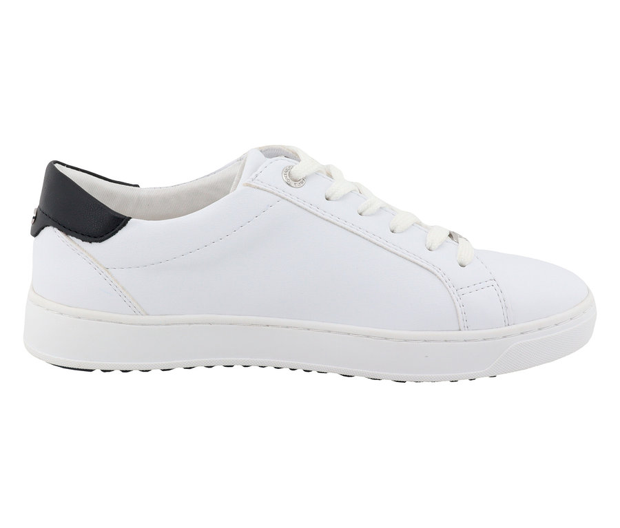 Weißer Sneaker mit schwarzen Akzenten an der Ferse und weißen Schnürsenkeln.