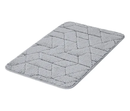 Ein grauer Teppich mit geometrischem Muster liegt auf einem weißen Hintergrund.