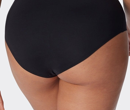 Nahaufnahme der Rückansicht einer Frau, die schwarze Unterwäsche trägt.