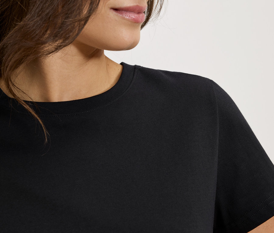 Nahaufnahme einer Frau, die ein schwarzes T-Shirt trägt.