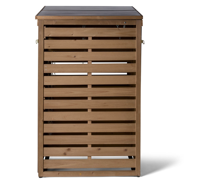 Eine hölzerne Mülltonnenbox mit horizontalen Latten und einem schwarzen Deckel steht auf einem weißen Untergrund.